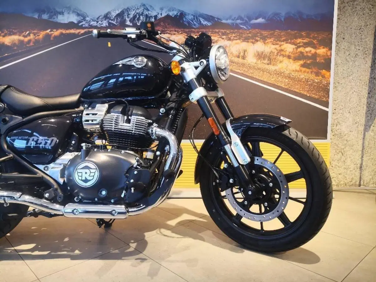 Royal Enfield Super Meteor 650 (2023 - 26) (4)