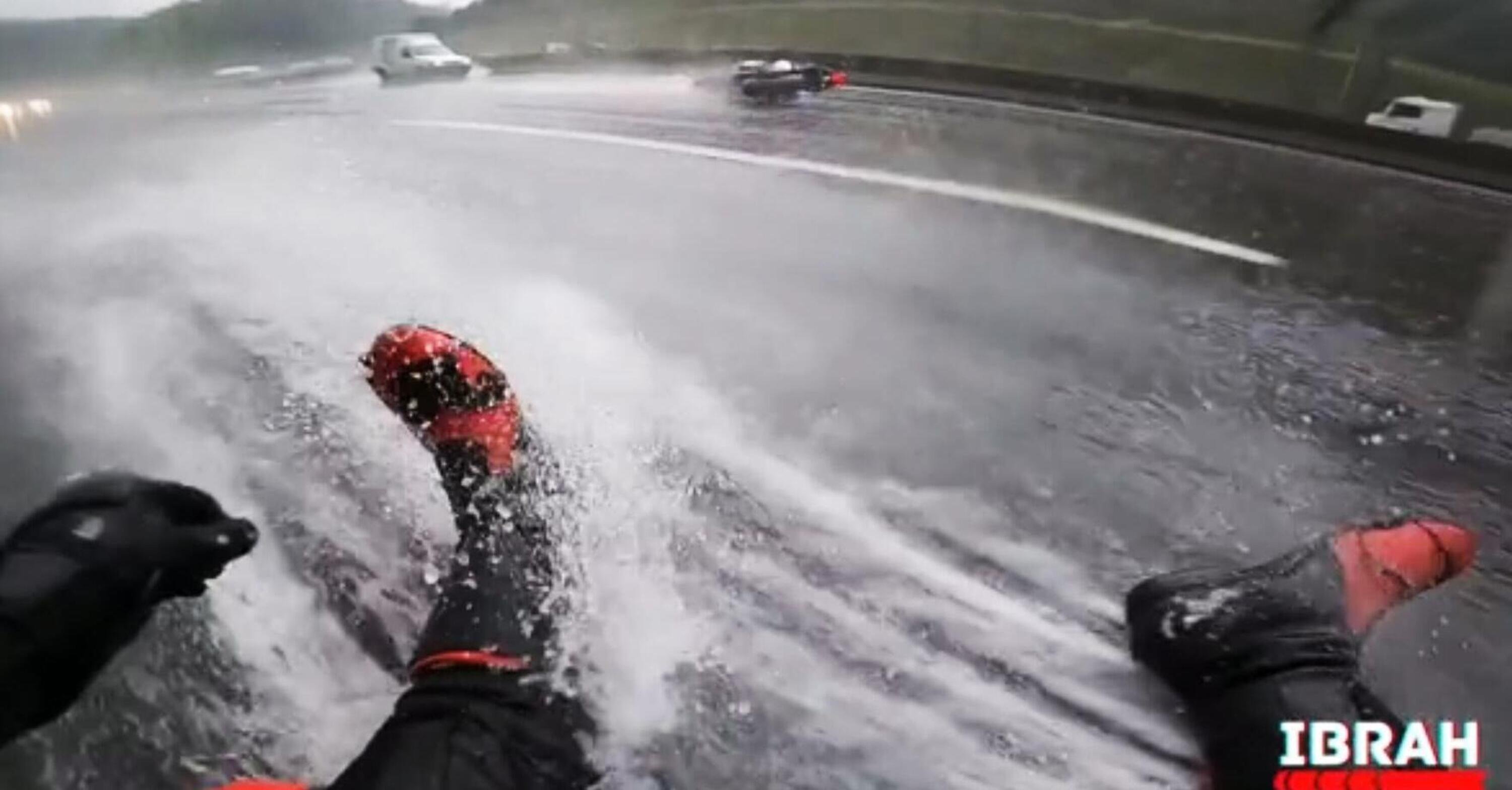 Il rischio di guidare sotto la pioggia si chiama... aquaplaning, ecco un incidente tipico [VIDEO]