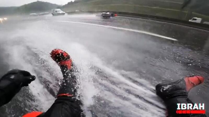 Il rischio di guidare sotto la pioggia si chiama... aquaplaning, ecco un incidente tipico [VIDEO]