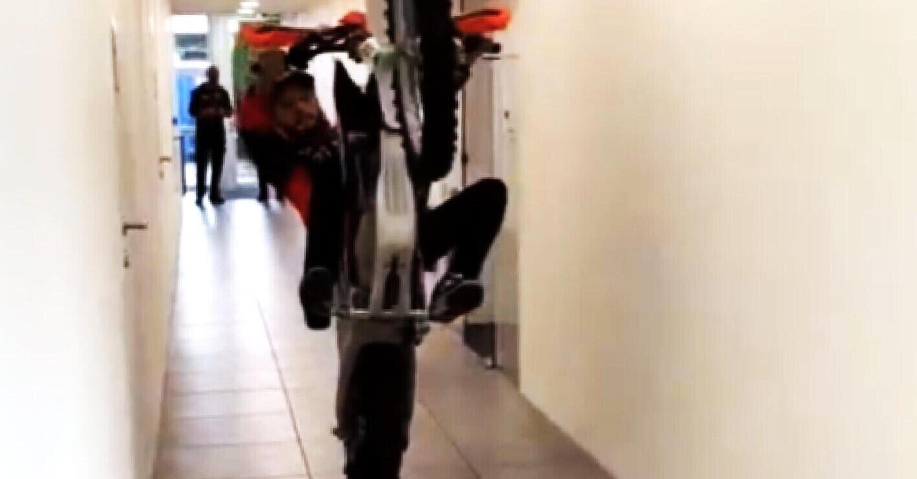 MotoGP 2023. C&#039;&egrave; un pilota che impenna negli uffici della sua Casa, chi volete che sia? [VIDEO]