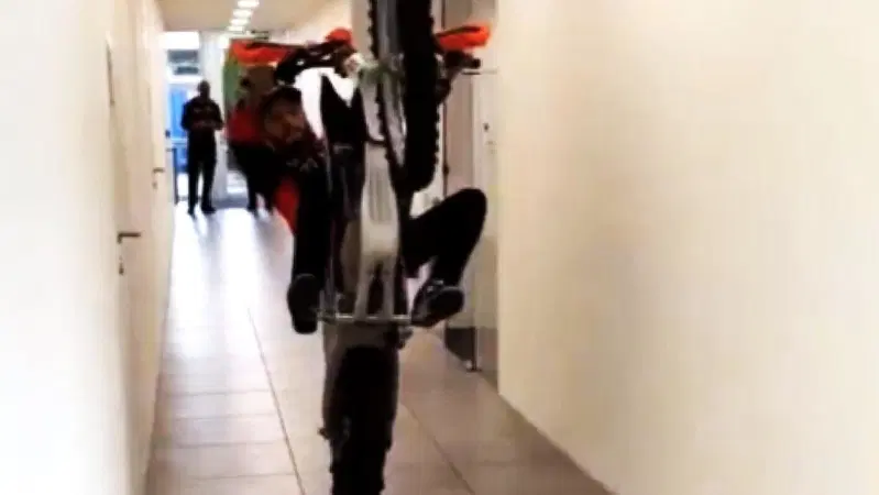 MotoGP 2023. C'&egrave; un pilota che impenna negli uffici della sua Casa, chi volete che sia? [VIDEO]