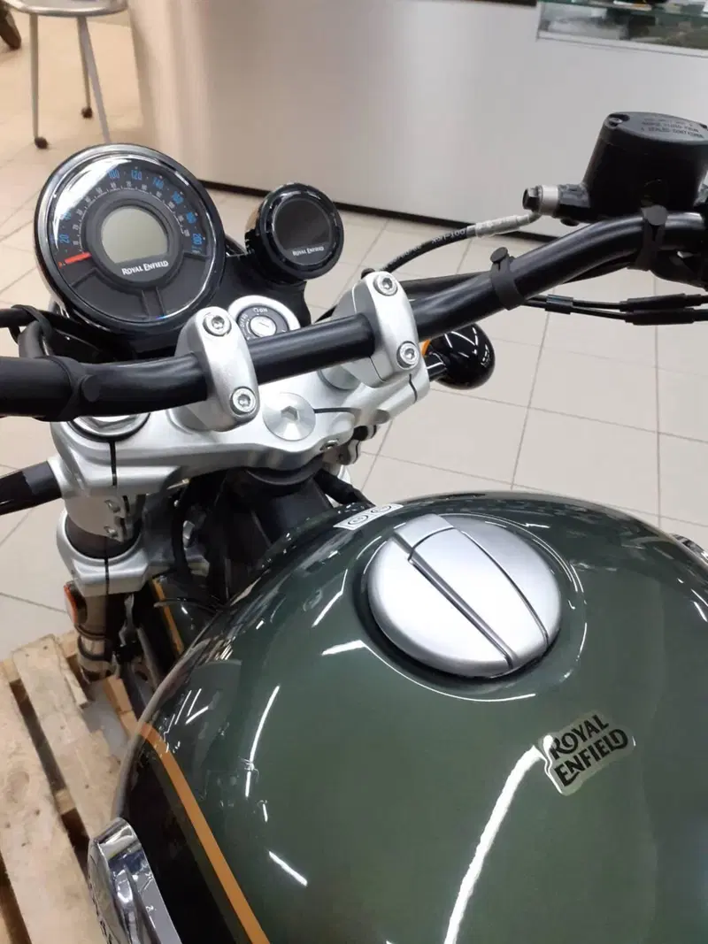 Royal Enfield Super Meteor 650 (2023 - 26) (6)