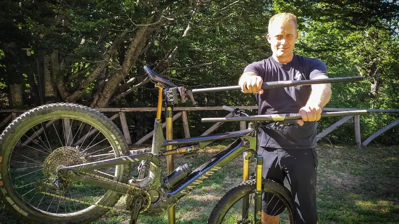 Manubrio e-mtb: scegliere l'alluminio o il carbonio? [VIDEO]