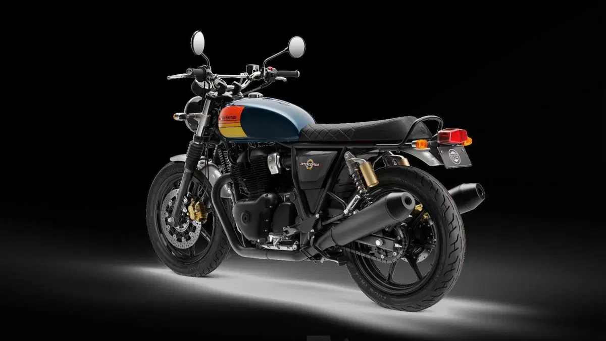 Blackout! Le nuove Royal Enfield Interceptor e Continental GT (13)