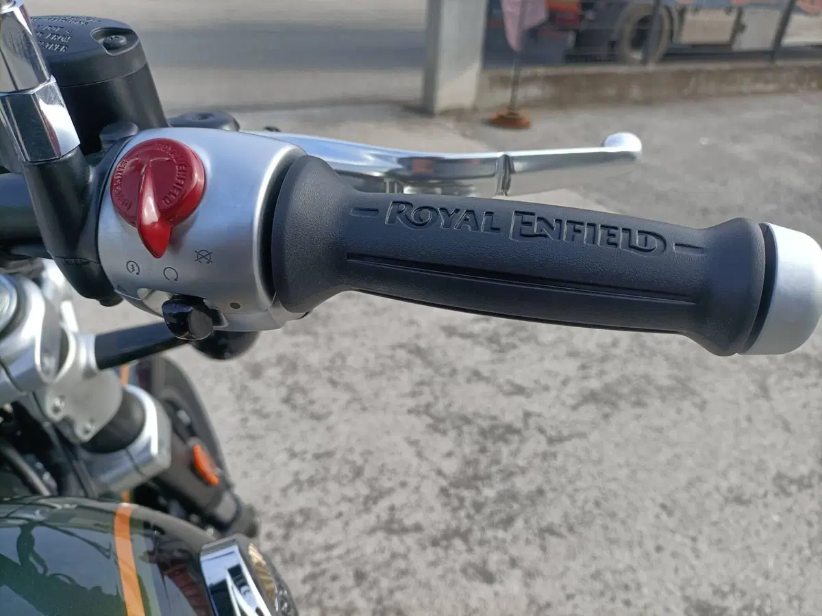 Royal Enfield Super Meteor 650 (2023 - 26) (3)