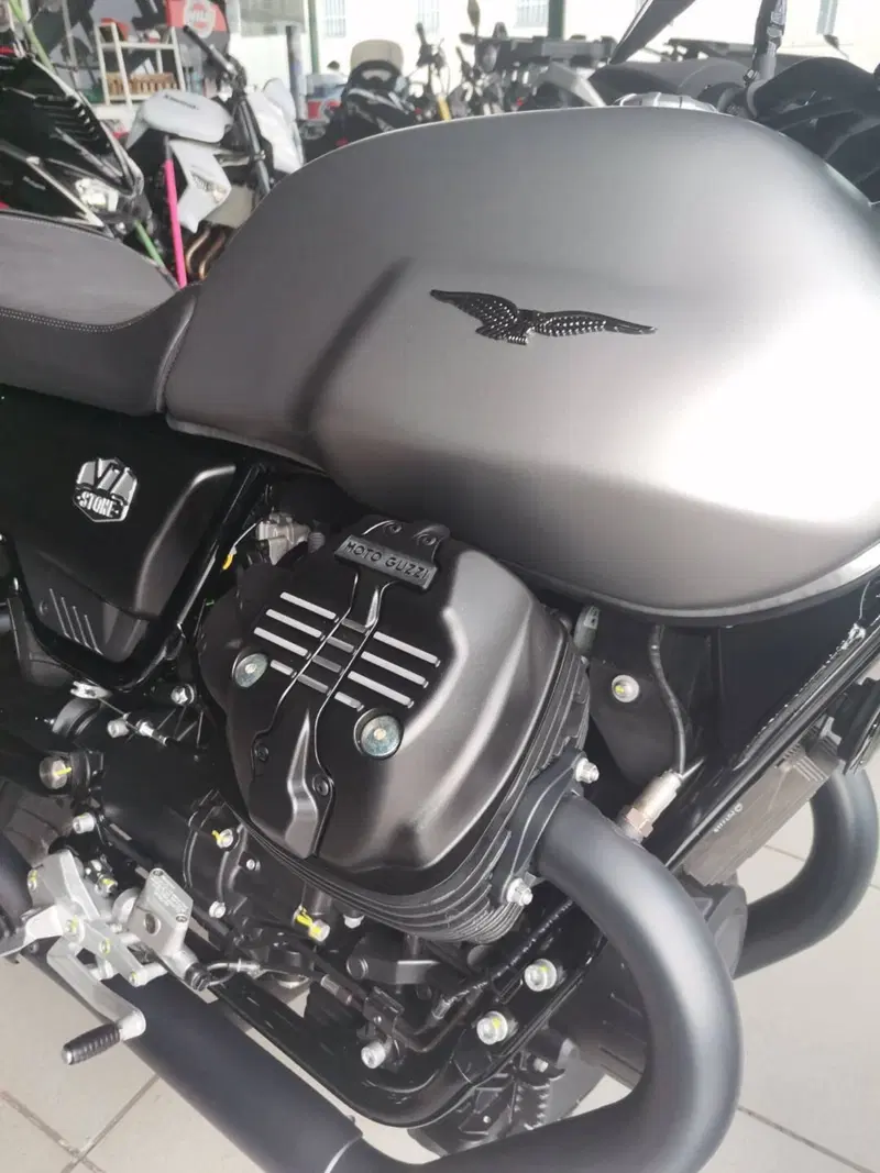 Moto Guzzi V7 Stone (2021 - 24) (3)