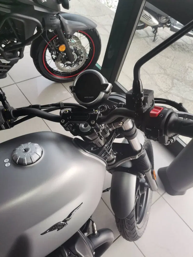 Moto Guzzi V7 Stone (2021 - 24) (4)