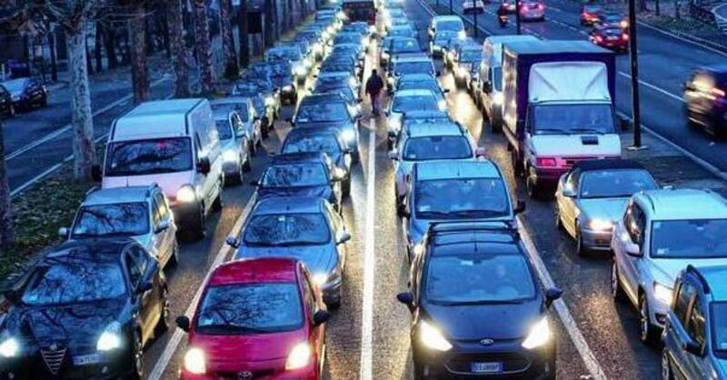 A Milano il traffico aumenta del 30%. Si usano pi&ugrave; mezzi privati