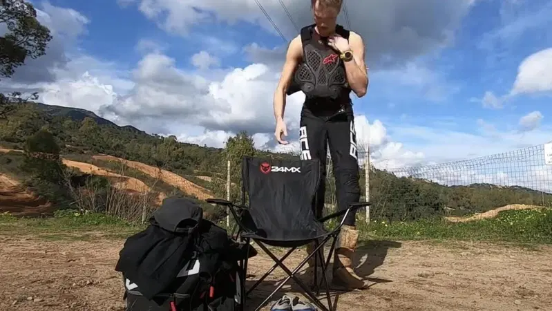Com'&egrave; la vita del giovane tester motocross di Moto.it. E c'&egrave; la sorpresa finale... [VIDEO]