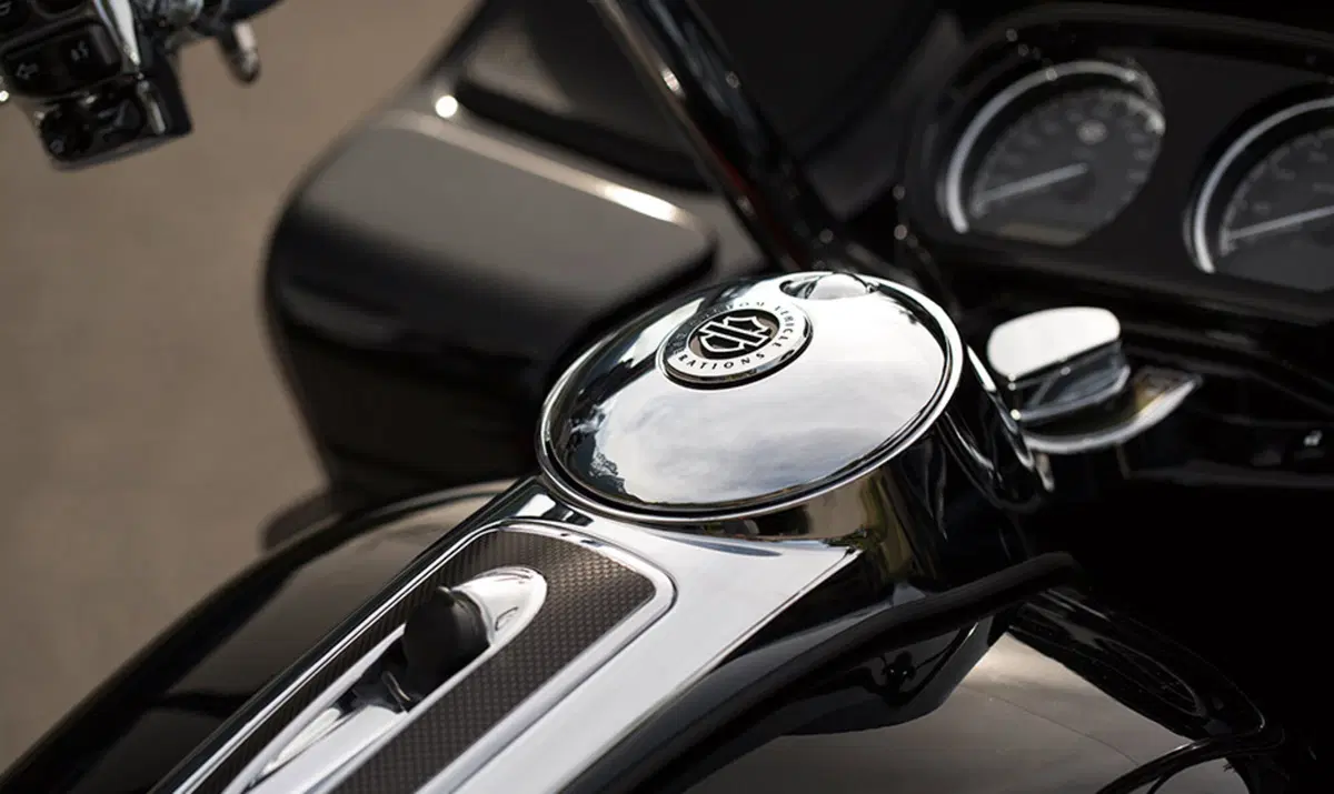 Harley-Davidson CVO - Custom Vehicle Operations 1800 Road Glide Ultra (2014 - 16) - FLTRUSE (6)