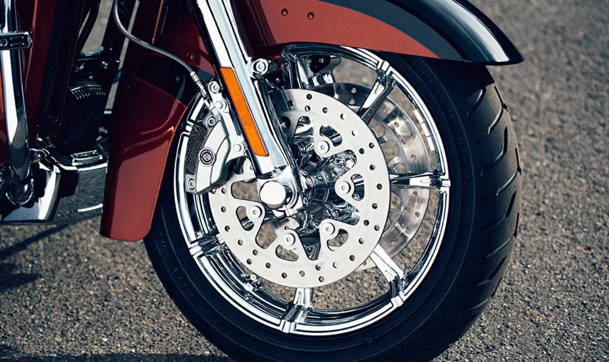 Harley-Davidson CVO - Custom Vehicle Operations 1800 Road Glide Ultra (2014 - 16) - FLTRUSE (5)