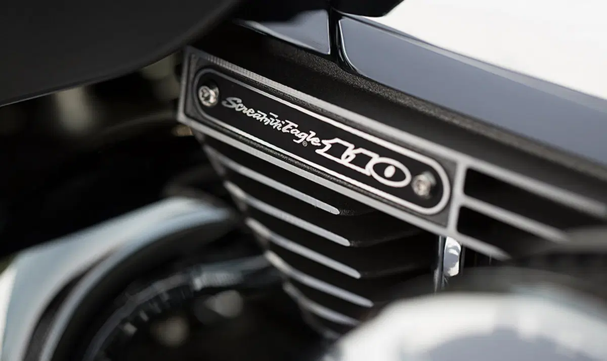 Harley-Davidson CVO - Custom Vehicle Operations 1800 Road Glide Ultra (2014 - 16) - FLTRUSE (8)