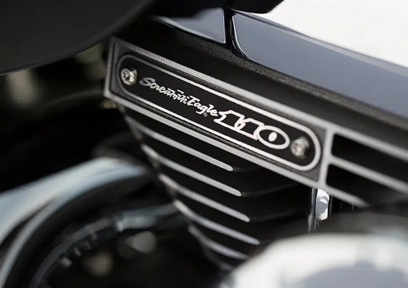 Harley-Davidson CVO - Custom Vehicle Operations 1800 Road Glide Ultra (2014 - 16) - FLTRUSE (8)