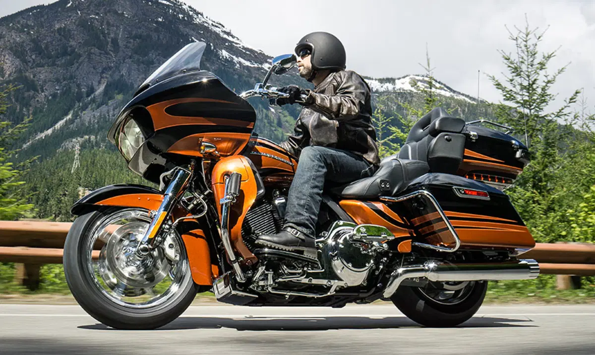Harley-Davidson CVO - Custom Vehicle Operations 1800 Road Glide Ultra (2014 - 16) - FLTRUSE (10)