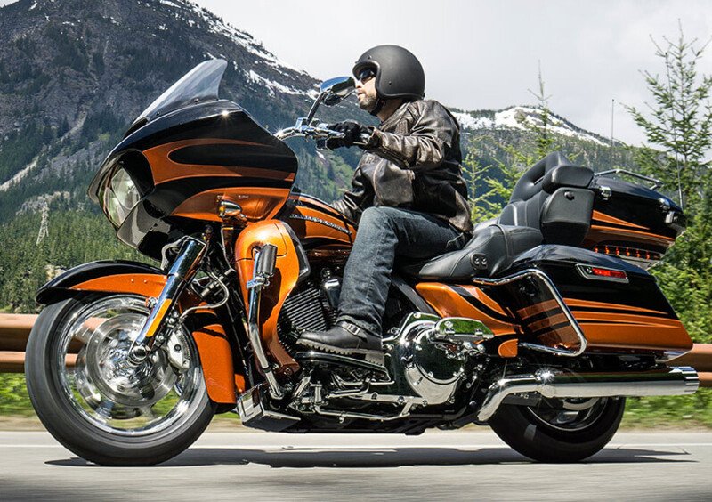 Harley-Davidson CVO - Custom Vehicle Operations 1800 Road Glide Ultra (2014 - 16) - FLTRUSE (10)