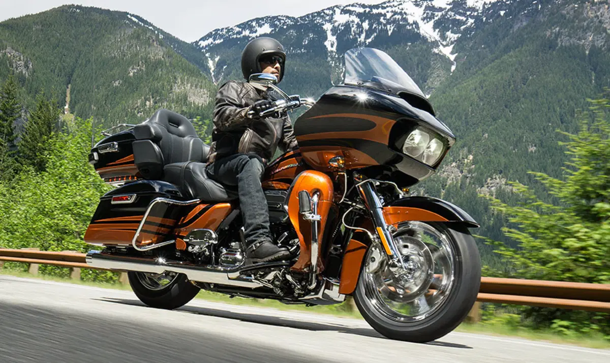 Harley-Davidson CVO - Custom Vehicle Operations 1800 Road Glide Ultra (2014 - 16) - FLTRUSE (11)