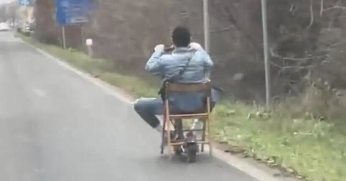 Venturina Terme. Sull'Aurelia con il monopattino elettrico, seduto su una sedia. Il video &egrave; virale