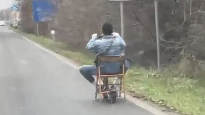 Venturina Terme. Sull'Aurelia con il monopattino elettrico, seduto su una sedia. Il video &egrave; virale
