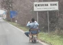 Venturina Terme. Sull'Aurelia con il monopattino elettrico, seduto su una sedia. Il video è virale