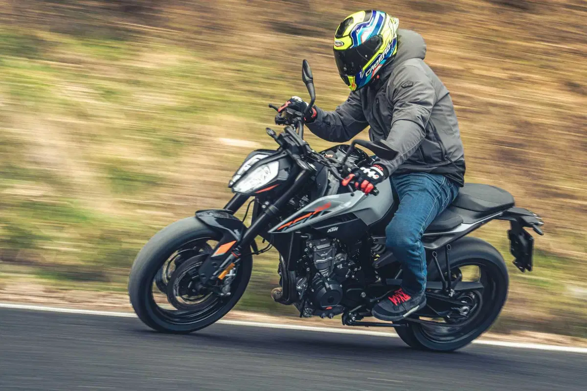 KTM 790 Duke 2023 TEST: torna e costa meno di 9.000 euro! Pro e contro dalla nostra prova (7)