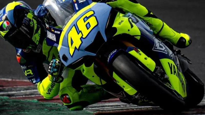 MotoGP 2023. "Tagliando i cordoli con la mia R1", Valentino Rossi si allena con i suoi ragazzi