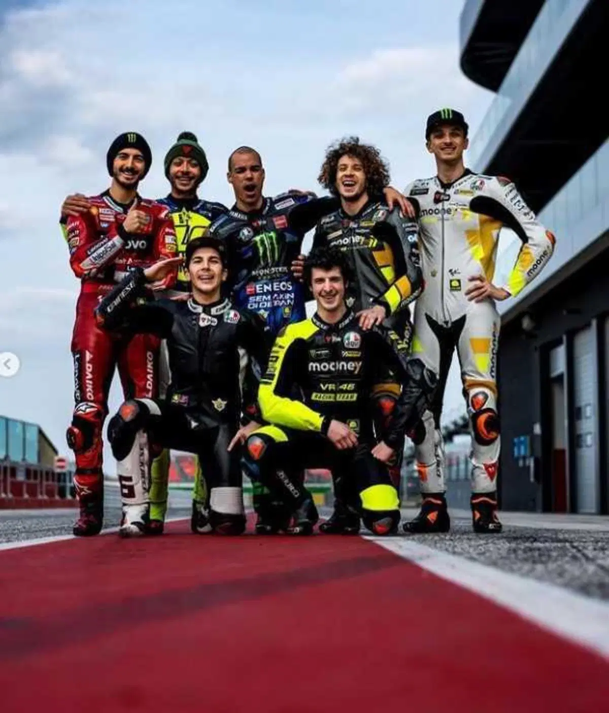 MotoGP 2023. 'Tagliando i cordoli con la mia R1', Valentino Rossi si allena con i suoi ragazzi (2)