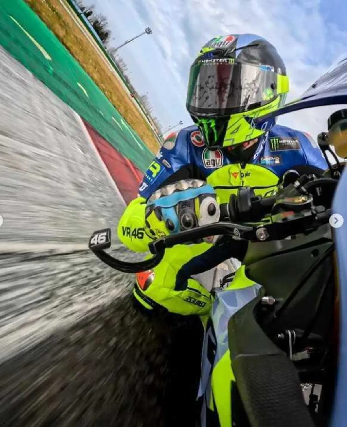 MotoGP 2023. "Tagliando i cordoli con la mia R1", Valentino Rossi si allena con i suoi ragazzi
