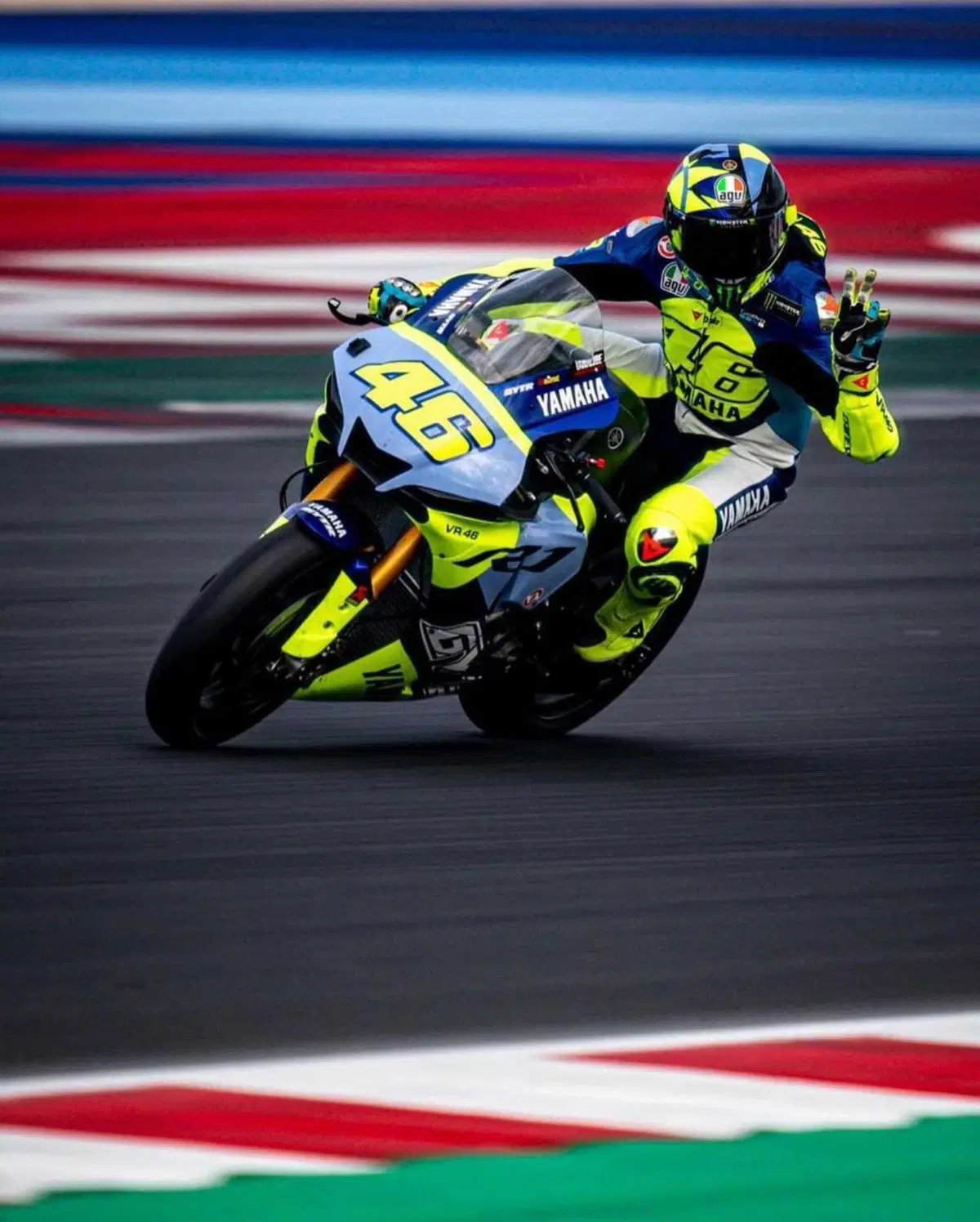MotoGP 2023. 'Tagliando i cordoli con la mia R1', Valentino Rossi si allena con i suoi ragazzi (3)