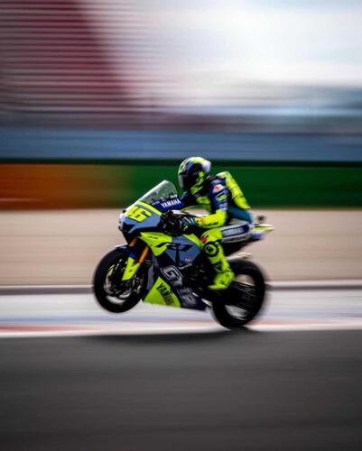 MotoGP 2023. Tagliando i cordoli con la mia R1, Valentino Rossi si allena con i suoi ragazzi (4)