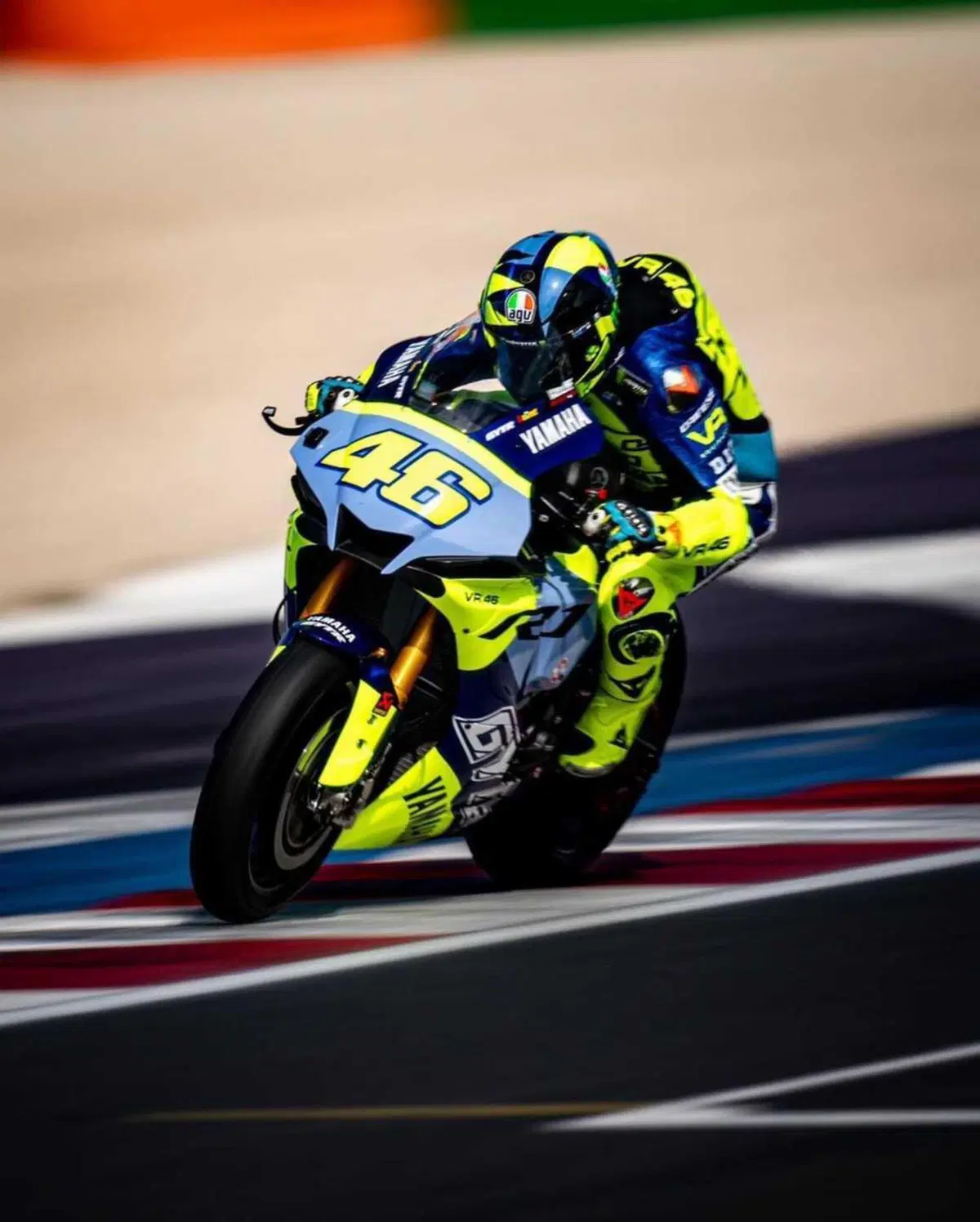 MotoGP 2023. 'Tagliando i cordoli con la mia R1', Valentino Rossi si allena con i suoi ragazzi (6)