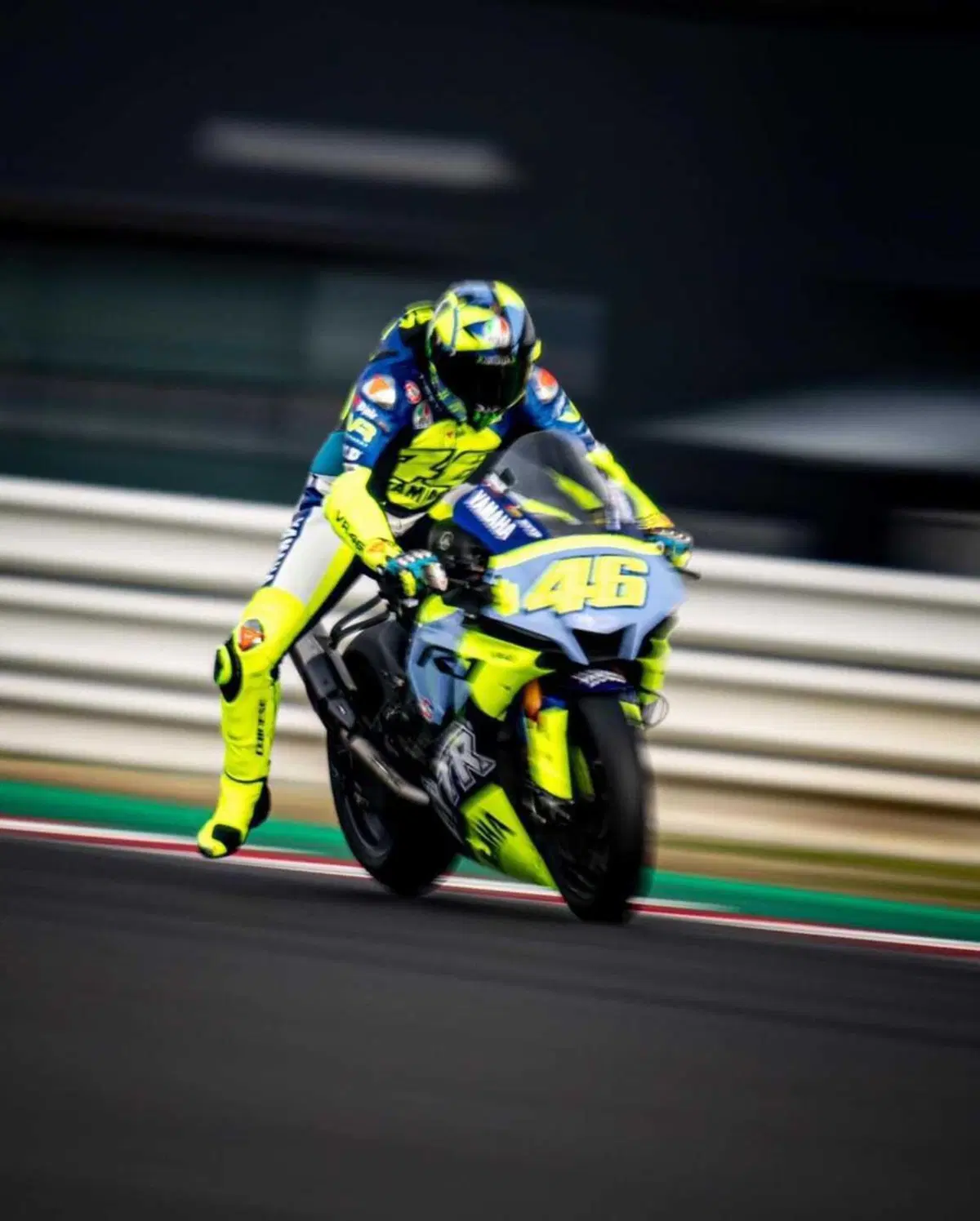 MotoGP 2023. 'Tagliando i cordoli con la mia R1', Valentino Rossi si allena con i suoi ragazzi (5)