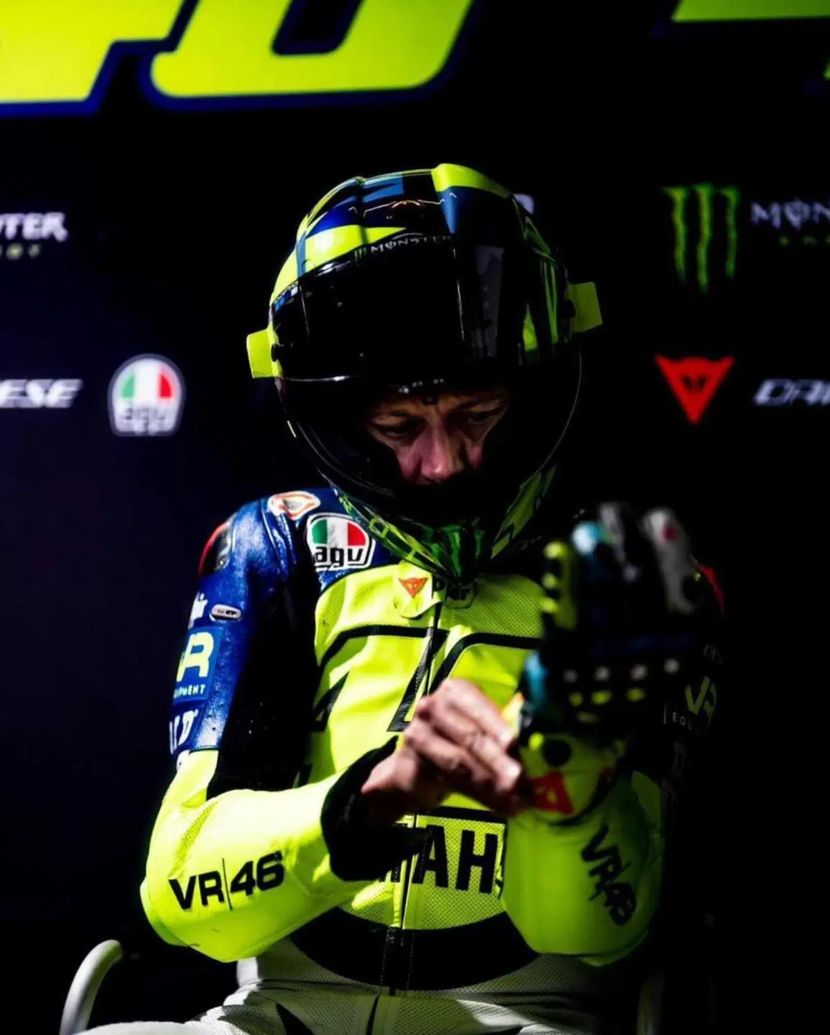 MotoGP 2023. 'Tagliando i cordoli con la mia R1', Valentino Rossi si allena con i suoi ragazzi (7)