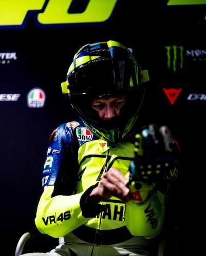 MotoGP 2023. Tagliando i cordoli con la mia R1, Valentino Rossi si allena con i suoi ragazzi (7)