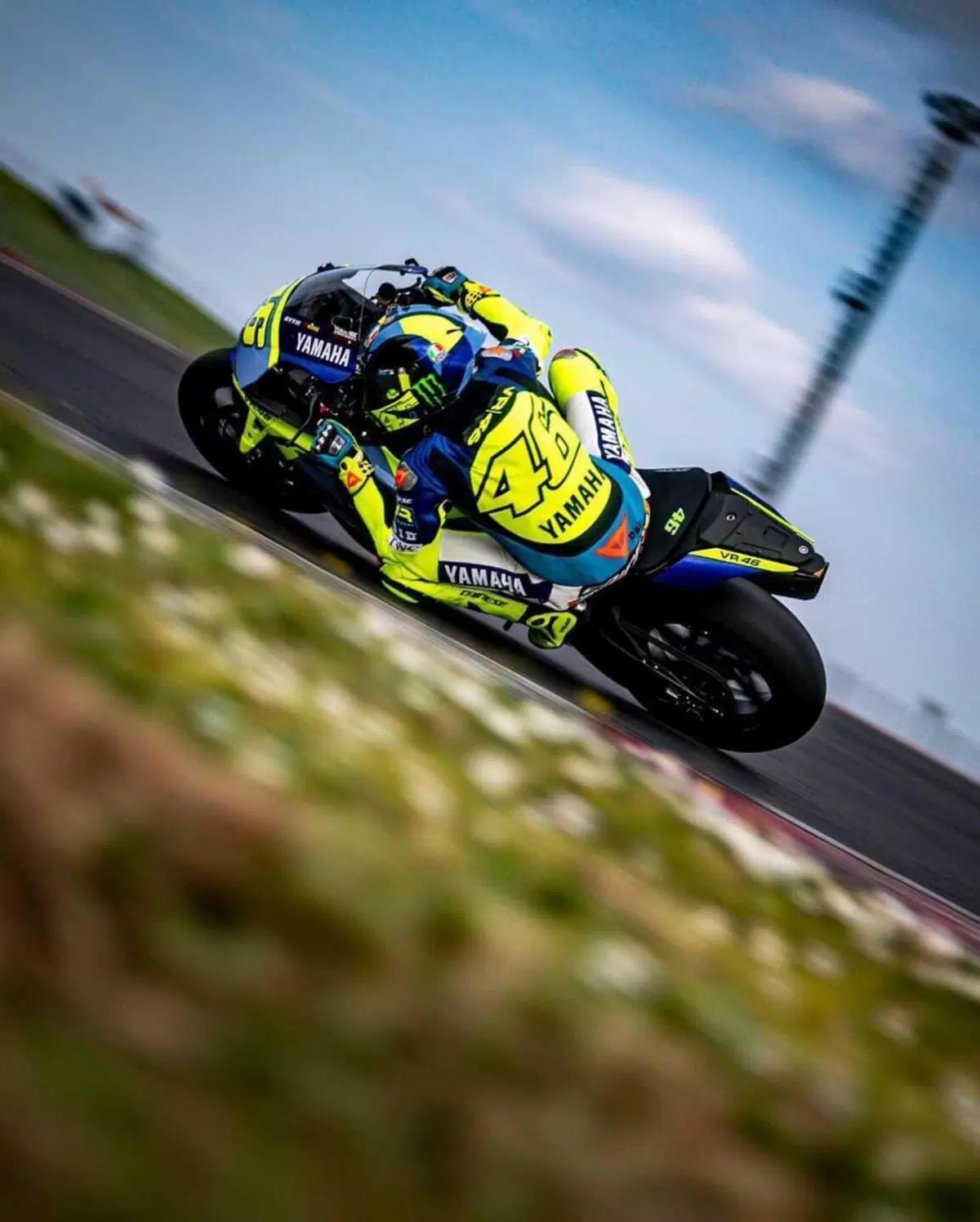 MotoGP 2023. 'Tagliando i cordoli con la mia R1', Valentino Rossi si allena con i suoi ragazzi (8)