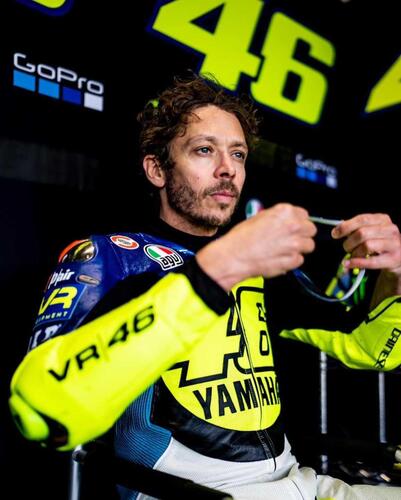 MotoGP 2023. Tagliando i cordoli con la mia R1, Valentino Rossi si allena con i suoi ragazzi (9)