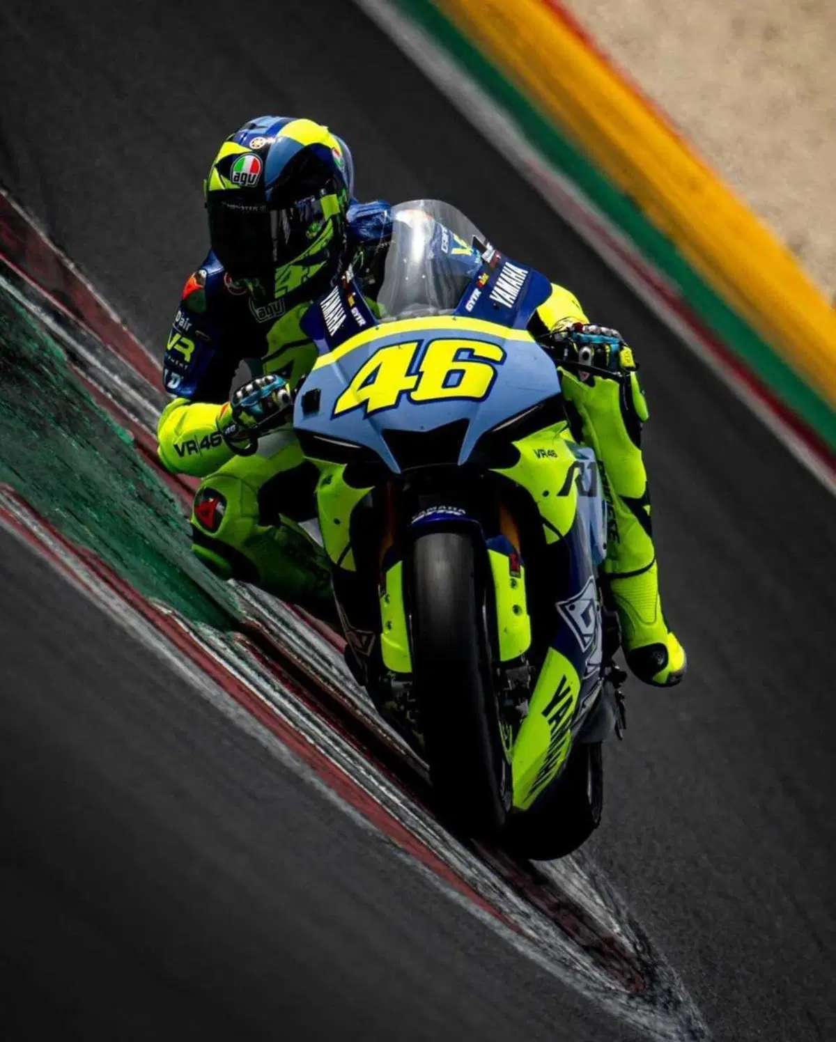 MotoGP 2023. 'Tagliando i cordoli con la mia R1', Valentino Rossi si allena con i suoi ragazzi (10)