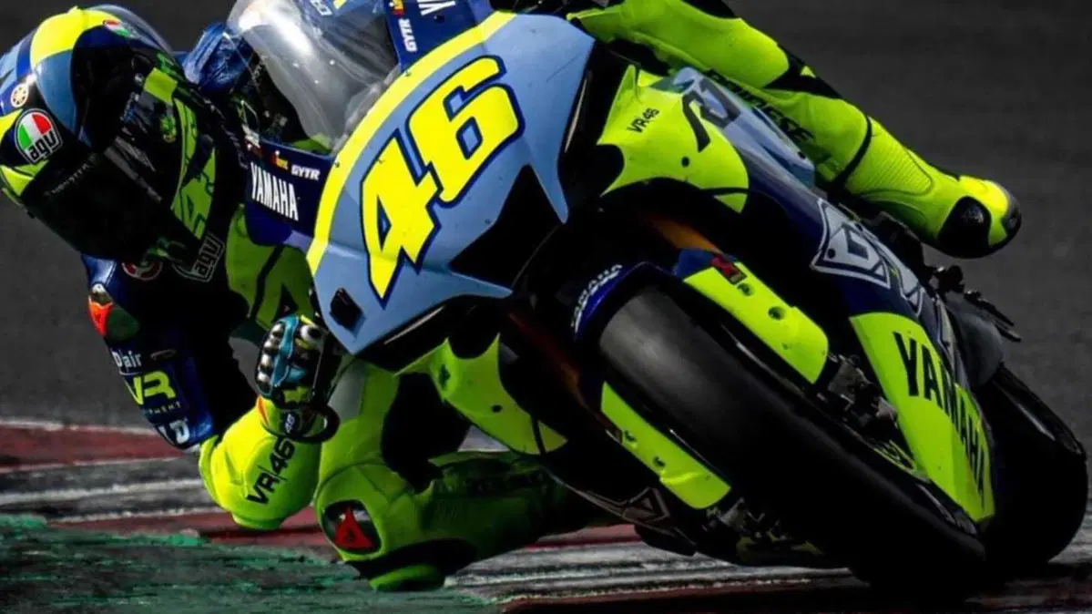 MotoGP 2023. 'Tagliando i cordoli con la mia R1', Valentino Rossi si allena con i suoi ragazzi (11)