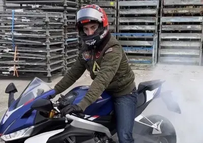 Ma cosa ci fa Maverick Viñales vestito da Top Gun su una RS 660? [VIDEO]