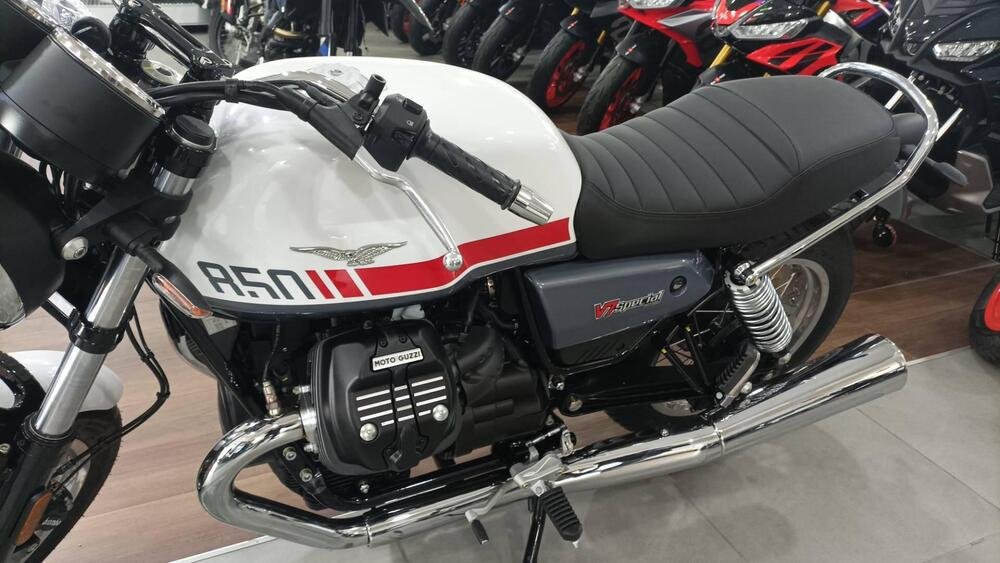 Moto Guzzi V7 Special (2021 - 24) (2)