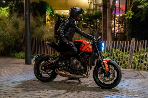 Sali in sella alle nuove Triumph Street Triple: ecco come fare  (9)