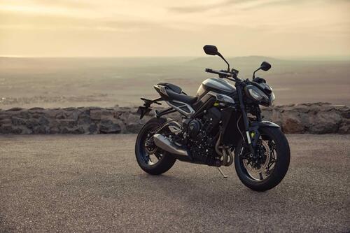 Sali in sella alle nuove Triumph Street Triple: ecco come fare  (6)