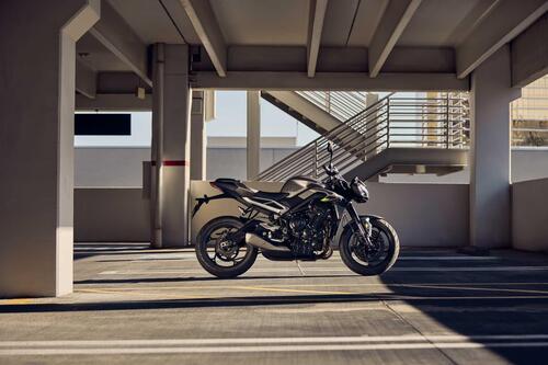 Sali in sella alle nuove Triumph Street Triple: ecco come fare  (5)