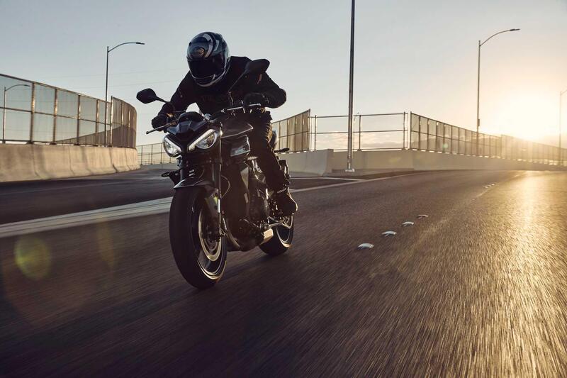 Sali in sella alle nuove Triumph Street Triple: ecco come fare 