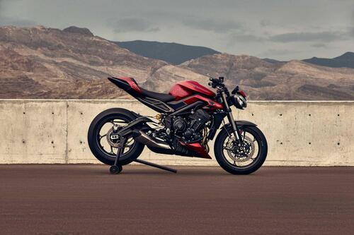 Sali in sella alle nuove Triumph Street Triple: ecco come fare  (7)