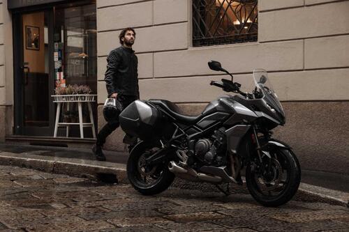 Sali in sella alle nuove Triumph Street Triple: ecco come fare  (8)