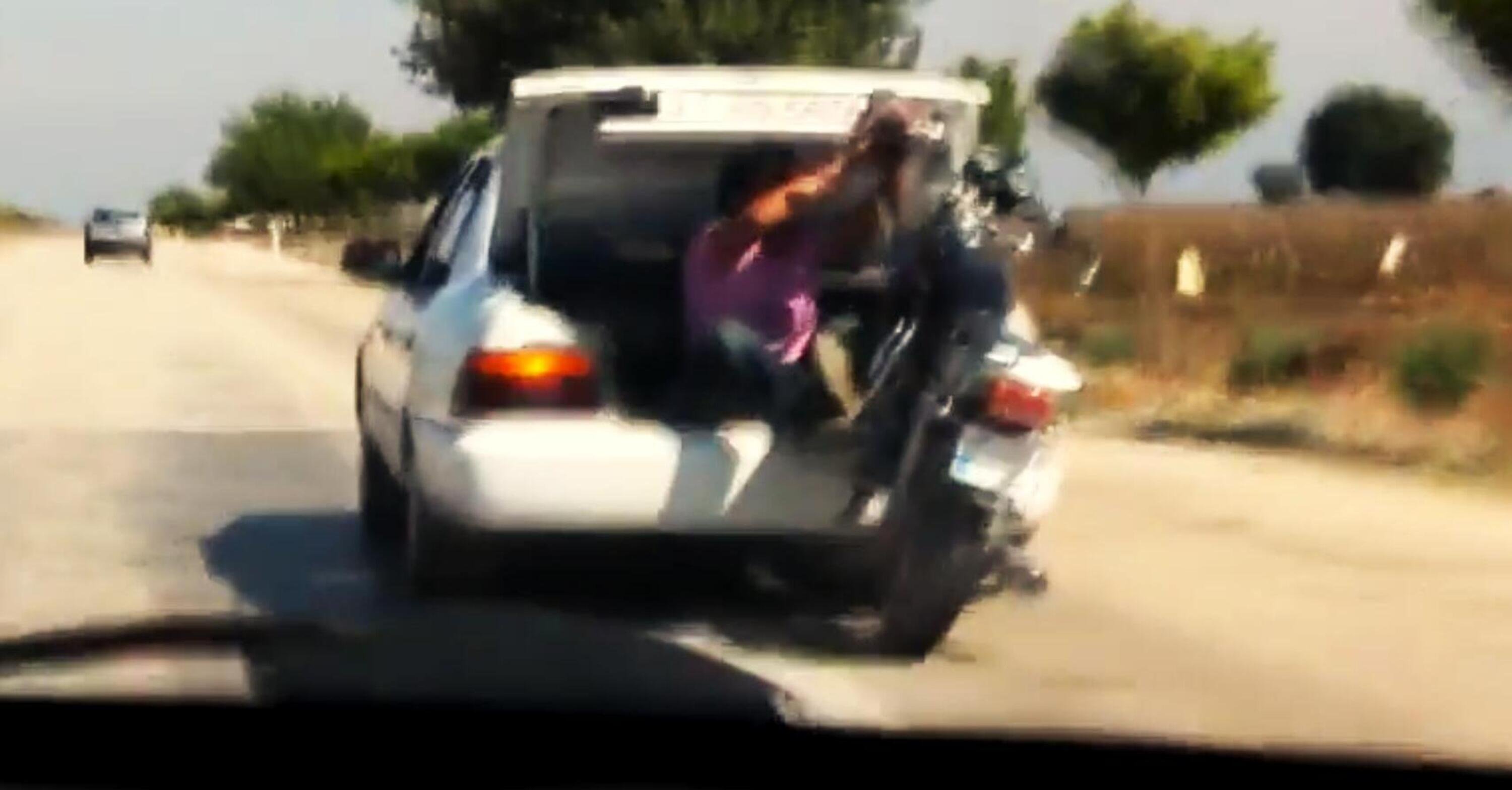 Un modo un po&#039; troppo artigianale di portare la moto in officina [VIDEO]