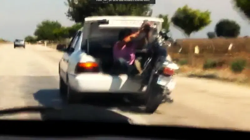 Un modo un po' troppo artigianale di portare la moto in officina [VIDEO]