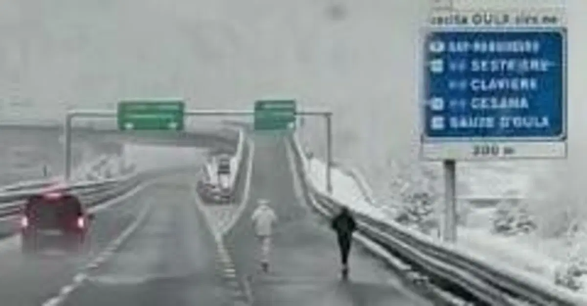 Torino. Sull'autostrada con il monopattino elettrico, fermati dalla Polizia [VIDEO]