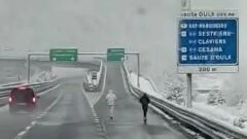 Torino. Sull'autostrada con il monopattino elettrico, fermati dalla Polizia [VIDEO]