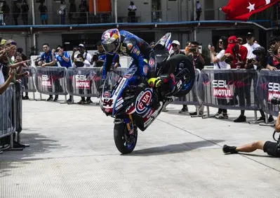 SBK 2023. GP di Indonesia. Superpole race: Alvaro Bautista cade, vince Toprak Razgatlioglu